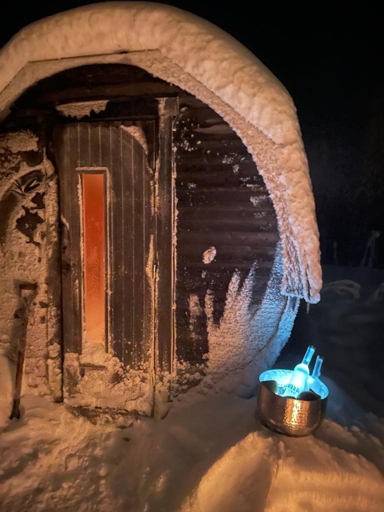 Fasssauna unter Nordlichtern